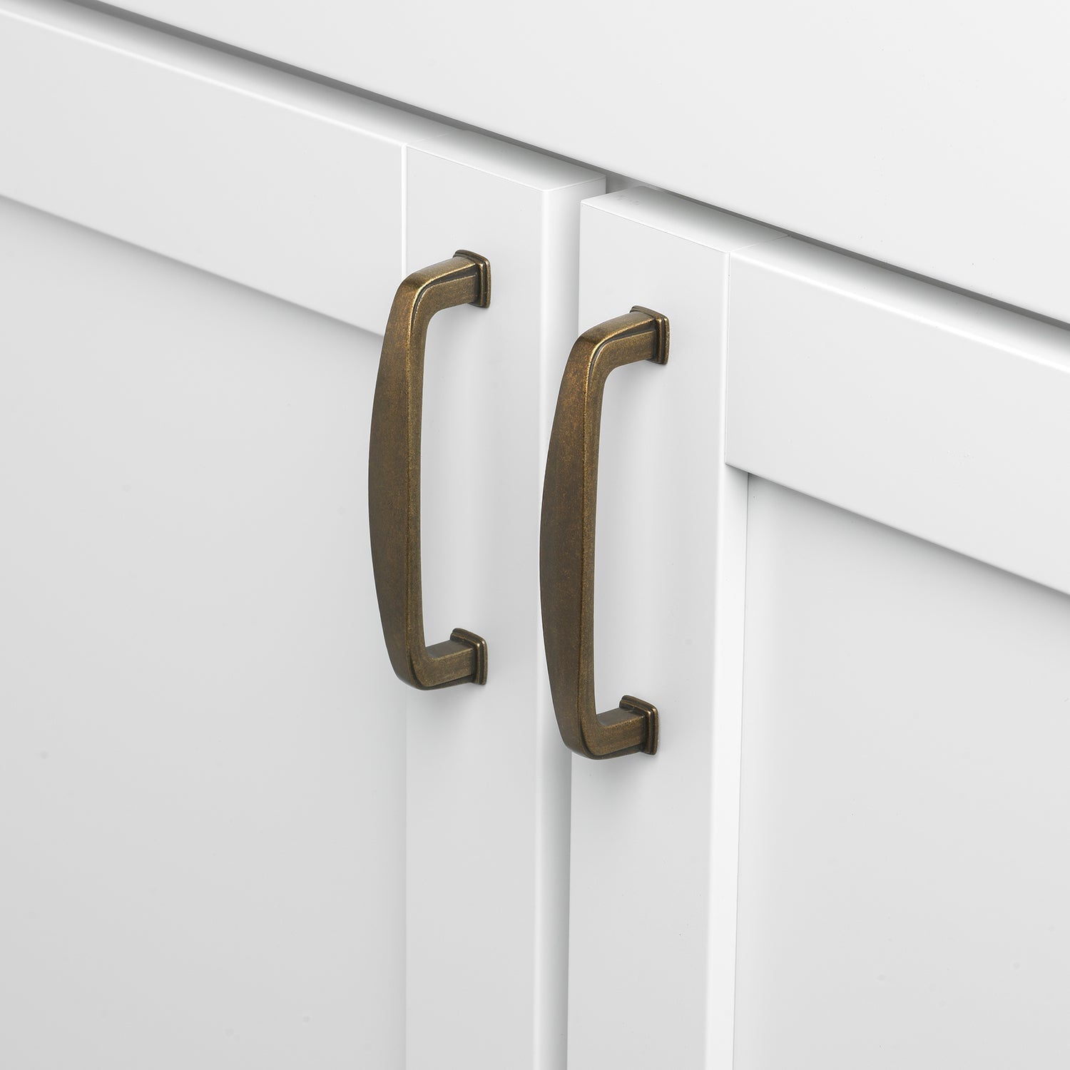 3 3/4" (96mm) Center to Center Transitional Pull Cabinet Handle